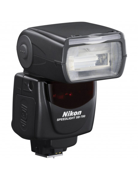 Nikon AF-S DX NIKKOR 35mm f/1.8G + Nikon Speedlight SB-700